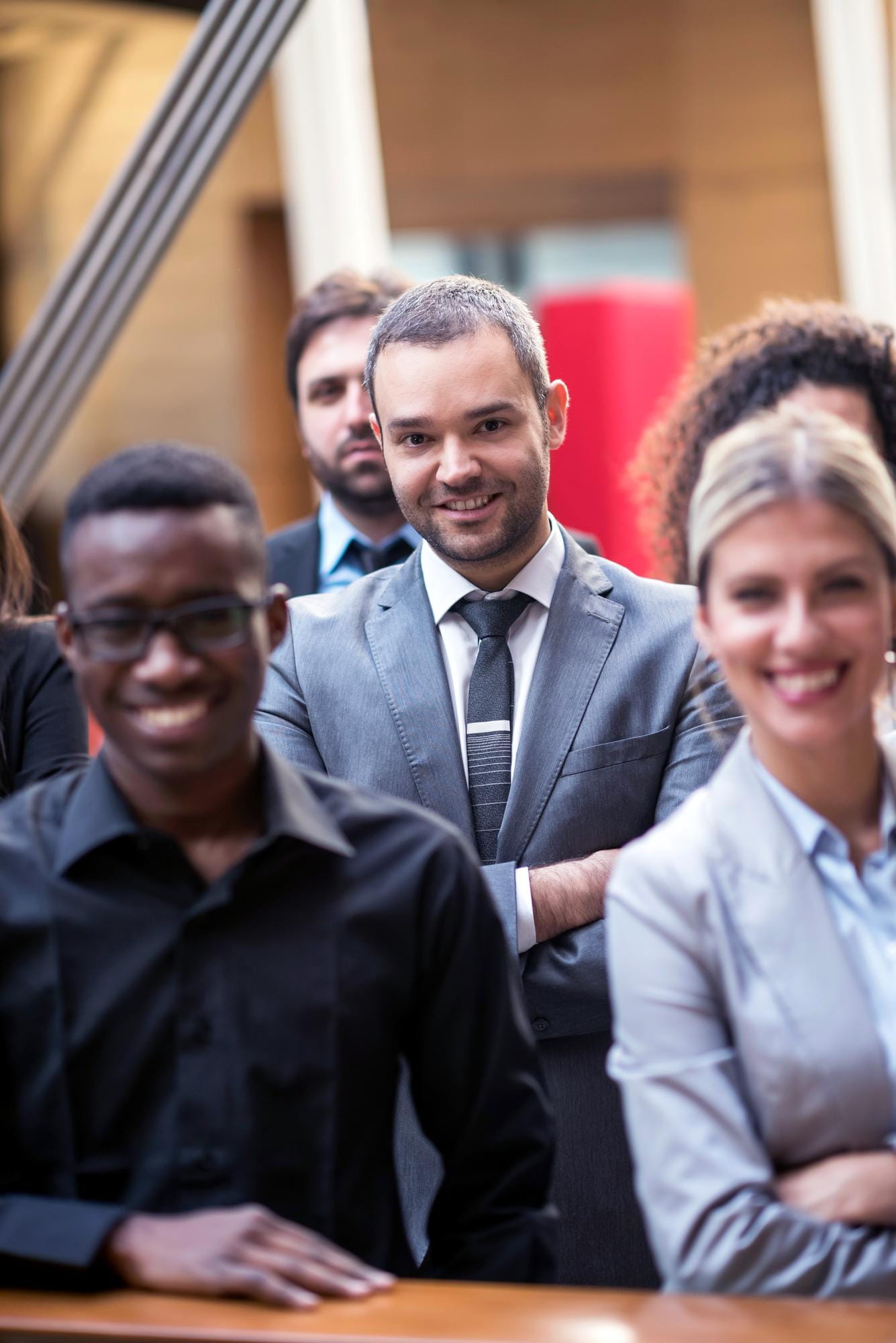 Imagem de uma equipe unida mostrando união entre as pessoas da empresa.